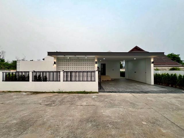 รับนายหน้า #โซนพืชสวนโลก ขาย 9.9 ล้าน 106 ตรว. #หนองควาย #หางดง บ้านชั้นเดียว #วิวภูเขา #ขายพร้อมผู้เช่ารับรายได้เดือนละ65,000 บาท #ใกล้เวิลด์คลับแลนด์ #ใกล้พืชสวนโลก บรรยากาศดี ใกล้เมือง ใกล้รร.นานาชาติ #BCIS เพียง 500 เมตรเท่านั้น เข้าออกได้หลายทางพื้นที่ดิน 106 ตร.วพื้นที่ใช้สอย 225 ตร.ม.3 ห้องนอน 3 ห้องน้ำ1 ห้องครัวที่จอดรถ 2 คันห้องนอนมาสเตอร์กว้างขวาง มีห้องน้ำในตัว และ walk-in closet �