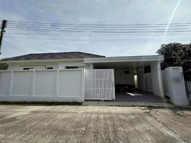 โซนหางดง ขาย 6.2 ล้าน 96 ตรว. #โรยัลวิว #บ้านแหวน #หางดง บ้านชั้นเดียวหลังใหญ่ บ้านสวย ฟีลรีสอร์ท — บนพื้นที่กว้าง ดีไซน์โปร่ง โล่ง อยู่สบาย ฟังก์ชันครบ เหมาะทั้งอยู่อาศัยและพักผ่อนรายละเอียดบ้าน • พื้นที่ดิน 96 ตารางวา• พื้นที่ใช้สอย 277 ตารางเมตร• 3 ห้องนอนขนาดใหญ่• 2 ห้อง Walk-in Closet• 3 ห้องน้ำราคาขาย 6.2 ล้านบาท (ต่อรองได้)ค่าส่วนกลางเพียง 600 บาท/เดือนบรรยากาศเงียบสงบ เป็นส่�