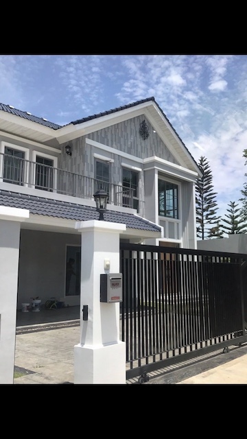 BH3963 ให้เช่าบ้านเดี่ยว โครงการเพอร์เฟคเพลส สุขุมวิท 77 ลาดกระบัง 20/3 บ้านหลังใหญ่ 4 ห้องนอน ใกล้สนามบินสุวรรณภูมิ พร้อมสิ่งอำนวยความสะดวกครบติดต่อ Agent คุณบัว (Bua)Tel: 093-646-4597 LINE ID: Bua093ราคาเช่า90,000 บาทต่อเดือน (สามารถต่อรองได้)บ้านคุณภาพในโครงการ Perfect Place Sukhumvit 77 ทำเลลาดกระบัง เดินทางสะดวก ใกล้ถนนสุขุมวิท 77 อ่อนนุช ลาดกระบัง และสนามบินสุวรรณภูมิ เหมาะสำหรับครอบครัวขนาดใหญ่ที่ตั้ง 