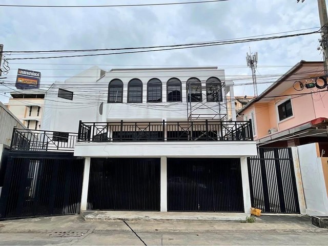 ขายบ้านเดี่ยว3.5ชั้น56ตร.ว อุดมสุข52ใกล้BTSอุดมสุขMRTศรีอุดมมีดาดฟ้ารีโนเวทใหม่ ราคาขาย 12,000,000 บาทราคาเช่า 50,000 บาท / เดือน ( สัญญาขั้นต่ำ 1 ปี ประกัน 3 เดือน ล่วงหน้า 1 เดือน )ที่ตั้ง ถนนสุขุมวิท 103 ซอยอุดมสุข 52 แขวงบางนาเหนือ เขตบางนา กรุงเทพมหานคร 10260ติดต่อ : คุณภัสพงณ์ 0634098164Line : deedee23https://www.facebook.com/profile.php?id=61581484955548เนื้อที่ 56 ตารางวา จำนวน 3.5 ชั้น 2 ห้องนอน 2 ห้องน้ำ 1 ห้องโถง จอดรถ 2 คันบ้านโครงสร้าง�