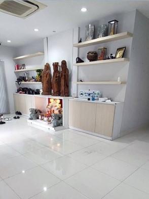 ขายโฮมออฟฟิศ 5 ชั้น ใกล้รพ. สมิติเวช ศรีนครินทร์ ที่จอดรถ 14 คัน ห่างจากถนนใหญ่ 120 เมตรติดต่อ:: คุณหน่อยโทร. 083-295-5496ID Line: noi_itID Line : Thanyachol.nokLink Line: https://line.me/ti/p/UVKmW5YOfXโฮมออฟฟิศ 5 ชั้น ใกล้รพ. สมิติเวช ศรีนครินทร์ ที่จอดรถ 14 คัน ห่างจากถนนใหญ่ 120 เมตรราคาขาย 38.5 ล้านบาท ขายพร้อมผู้เช่า ปัจจุบันราคาเช่า 180,000 บาทต่อเดือน- เนื้อที่ 118 ตร.วา พท.ใช้สอย 1,000 ตร.ม- 8 ห้องนอน 9 ห้องน้ำ- ชั้น1-3 เป็นออฟฟิศ- ชั้น 4-5 เป็นท�