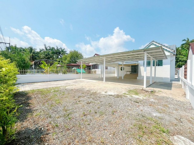 บ้านเดี่ยว เกือบ 1 งาน 1 ล้านกว่าบาท อำเภอเมืองระยอง ผ่อนเพียงเดือนละ 8000 บาท - หมู่บ้านตะพงซิตี้ บ้านหลังใหญ่ พื้นที่เยอะ 89 ตารางวา 3 ห้องนอน 2 ห้องน้ำ จอดรถยนต์ภายในบ้านได้หลายคัน (บ้านเลขที่ 77/15) ตกแต่งทำใหม่ทั้งหลัง- บ้านอยู่ในโครงการ ใกล้สี่แยกตลาดผลไม้ตะพง ถนนหน้าบ้านกว้าง เพื่อนบ้าน สภาพแวดล้อมดี สนนราคา 1.99 ล้านเงินเดือน 19000 กู้ได้ วิ่งตามพิกัดนี้ถึงหน้าบ้า�