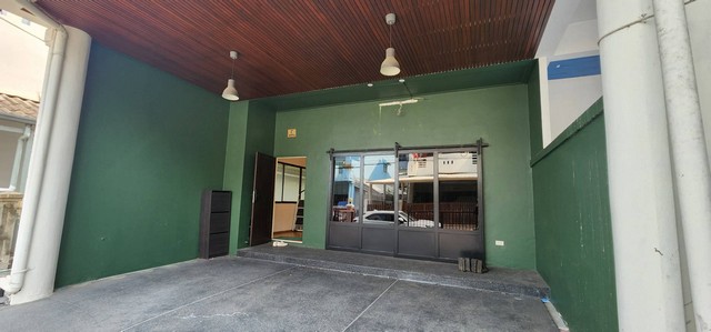 ให้เช่า ทาวน์โฮม หมู่บ้านศรีวรา ทาวน์อินทาวน์ Town in Town ลาดพร้าว94 เดินทางสะดวกรหัส P607ราคาเช่า 34,000 บาท/เดือน สัญญาเช่าขั้นต่ำ 1 ปี รับเน็ตภาษีผู้เช่าชำระติดต่อ คุณช่อผกา โทร 0616198565 LINE 0616198565สำรอง LINE 0812523279 ส่งลิ้งก์ไว้ได้เลย-เนื้อที่ดิน 48.5 ตารางวา-พื้นที่ใช้สอยประมาณ 216 ตารางเมตร-5 ห้องนอน 5 ห้องน้ำ-หน้ากว้าง 6 x 12 เมตร-ให้เช่าบ้านเปล่าไม่รวมเฟอร์นิเจอร์-ตกแต่งอย่างดี ชั้นล่างและ�