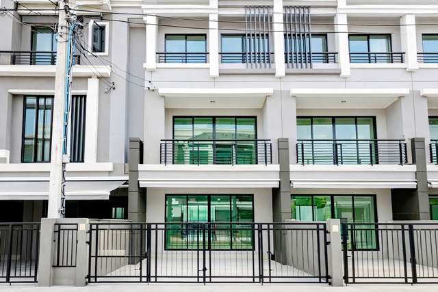 ถ.สุขสวัสดิ์31-37 ทาวน์โฮม 3ชั้น 3นอน 3น้ำ ตลาดพระประแดงอาเขต  ห้างบิ๊กซี สุขสวัสดิ์ 400 ม. ใกล้แยกพระประแดง 400 ม. 22 ตร.ว. 260 ตร.ม.