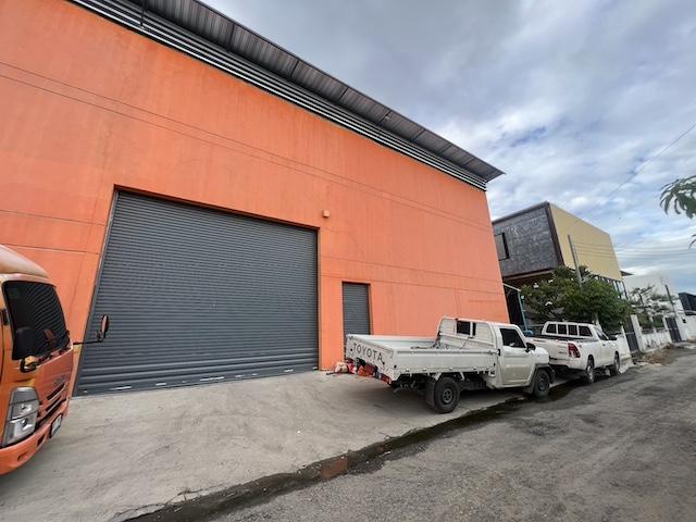 ให้เช่าโกดังพร้อมออฟฟิศ ย่านลาดกระบัง 240 ตรว. พื้นที่ใหญ่ ถนนพัฒนาชนบท 3 ใกล้สนามบินสุวรรณภูมิ*** ราคาเช่า 200,000 บาท/เดือน*** ราคาขาย 27 ล้านบาทติดต่อ::  ชยา โทร/ID Line:: 0942823961   Link Line:: https://line.me/ti/p/3xFA1An8Kcรหัส# KB148โกดังพร้อมออฟฟิศ ทำเลลาดกระบัง คลองสองต้นนุ่น ใกล้ถนนพัฒนาชนบท 3• เหมาะสำหรับธุรกิจคลังสินค้า โลจิสติกส์ โรงงานขนาดเล็ก หรือสำนักงานพร้อมที่พักพนักงาน • เดินทางสะดวก เชื่อมต่�