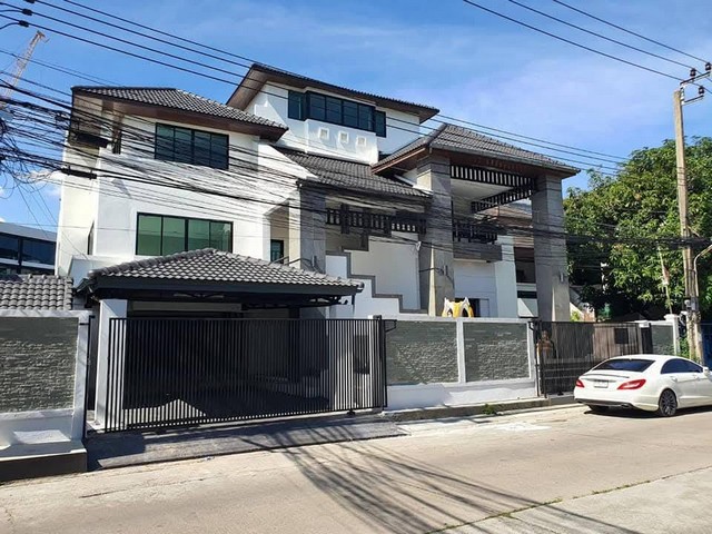 รหัสC7115 ให้เช่าสำนักงาน 4.5ชั้น ย่านทาวน์อินทาวน์ ถนนศรีวรา ใกล้ถนนประดิษฐ์มนูธรรม ใกล้รามคำแหง**ให้เช่า**ราคาเช่า 150,000 บาท/เดือนโทร : 095-823 9789 คิทLine id : candy.456Line Add Friend : https://line.me/ti/p/rHhjrvhm_zสำนักงาน 4.5ชั้น ย่านทาวน์อินทาวน์ ถนนศรีวรา ใกล้ถนนประดิษฐ์มนูธรรม ใกล้รามคำแหงเนื้อที่ 123 ตารางวาพื้นที่ใช้สอย 600 ตารางเมตร 8 ห้อง 5 ห้องน้ำมีแอร์ครบทุกชั้นที่จอดรถหน้าอาคารจอดได้ 2-3 คัน- จดบริษัทได้ (