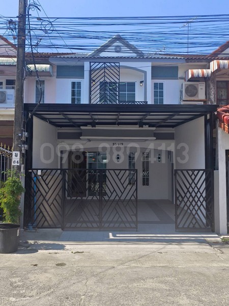 ทาวน์เฮ้าส์รีโนเวทใหม่ #หมู่บ้านเคซี3 หทัยราษฎร์ 39หลังนี้อยู่ถนนเมน ต้นโครงการ เดินทางสะดวกมากค่ะราคาเพียง 2.5 ล้านบาท (ฟรีโอน!)รายละเอียดบ้าน:เนื้อที่ 22.5 ตรว. | 3 นอน 2 น้ำ 1 ครัวที่จอดรถต่อเติมหลังคาพร้อมปูกระเบื้องเรียบร้อยรีโนเวทใหม่ทั้งหลัง เปลี่ยนสุขภัณฑ์ และหน้าต่างอลูมิเนียมรายการของแถม (คุ้มมาก!):* โซฟา + ชั้นวางทีวี* โต๊ะทานข้าว 1 ชุด* เฟอร์นิเจอร์ห้องนอน* 