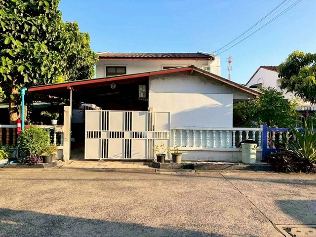 ขายบ้านเดี่ยวทำเลทอง หมู่บ้าน 2521 ซอยสวนผัก 44 ถนนสวนผัก แขวงฉิมพลี เขตตลิ่งชัน กรุงเทพฯ รหัส TTR 2826 ขายบ้านเดี่ยวทำเลทอง! เชื่อมต่อชีวิตเมืองง่ายๆ ในราคาที่ใครก็เป็นเจ้าของได้หมู่บ้าน 2521 (ซ.สวนผัก 44) – ตลิ่งชัน | บ้านสวย สภาพดี เดินทางสะดวกที่สุดในย่านนี้เนื้อที่: 44 ตร.ว. | พื้นที่ใช้สอย: 96 ตร.ม.ฟังก์ชัน: 3 ห้องนอน | 2 ห้องน้ำที่ตั้ง: ซอยสวนผัก 44 ถนนสวนผัก แขวงฉิมพลี เขตตลิ่�