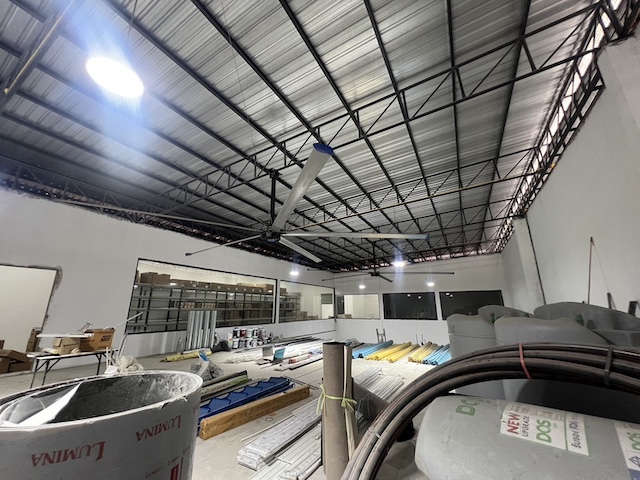 BST1073 ขายหรือให้เช่าโกดังพร้อมออฟฟิศ ลาดกระบัง คลองสองต้นนุ่น ใกล้ถนนพัฒนาชนบท 3 พื้นที่ขนาดใหญ่ พร้อมห้องพักพนักงานติดต่อ Agent คุณบัว (Bua)Tel: 093-646-4597 LINE ID: Bua093ราคาขาย 27 ล้านบาทราคาเช่า 200000 บาทต่อเดือนรายละเอียดทรัพย์ขายและให้เช่าโกดังพร้อมออฟฟิศ ทำเลลาดกระบัง คลองสองต้นนุ่น ใกล้ถนนพัฒนาชนบท 3 เหมาะสำหรับธุรกิจคลังสินค้า โลจิสติกส์ โรงงานขนาดเล็ก หรือสำนักงานพร้อมที