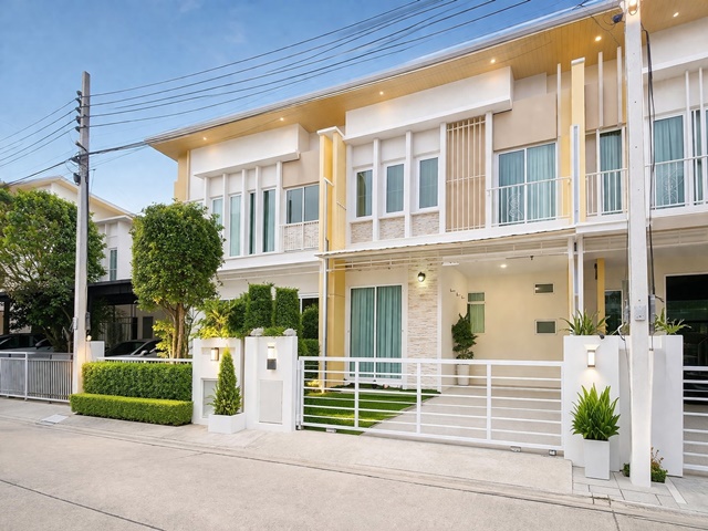 4แอร์ ปิ่นเกล้า-จรัญสนิทวงศ์ ทาวน์โฮม 3นอน MRT บางบำหรุ ตลาดครอบครัว บางกรวย 300ม.  กฟผ. 2.14 กม. สะพานพระราม7 ปิ่นเกล้า  2น้ำ ใกล้เซเว่น อีเลฟเว่น 100ม.  บ้าน 2 ชั้น13,999B-M  เหมาะอยู่อาศัยย่าน เดินทางสะดวก ใกล้แหล่งชุมชน ขนาดพื้นที่ใช้สอยลงตัวสำหรับครอบครัว4A/C Pinklao-Charansanitwong Townhome 3beds MRT Bang Bamru Family Market BangKruai 300m. EGAT 2.14km. Rama VII Bridge. 13,999B-M  2baths 7-Eleven 100m and local fresh market 300m 2 storey house 1parking space fully functional ideal for living  convenient access to community amenities and transport routesวัดกระโจมทอ�