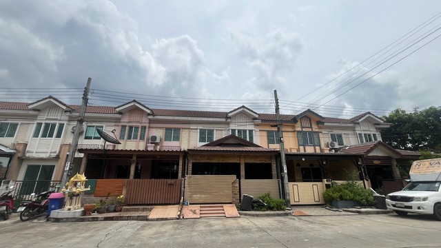    ขาย ทาวน์เฮ้าส์ 2 ชั้น โครงการ พฤกษาวิลล์ 34 (เพชรเกษม 110)      แขวงหนองแขม เขตหนองแขม กรุงเทพ  ราคา  2,590,000  บาท  (ราคาต่อรองได้)  รายละเอียดทรัพย์ -  เนื้อที่ 25.4 ตร.ว. -  3 ห้องนอน 2 ห้องน้ำ   -  ที่จอดรถ  2 คัน  พิกัดทรัพย์ : https://maps.app.goo.gl/88zBAPRtwHmQDo5g8  สถานที่ใกล้เคียง   -  โฮมโปร เพชรเกษม -  โรงพยาบาลวิชัยเวช อินเตอร์เนชั่นแนล หนองแขม -  บิ๊กซี เพชรเกษม หลักสอง -  แม็คโคร ฟู้ดเซอร์วิส เพชรเกษม  รหัสทรัพย