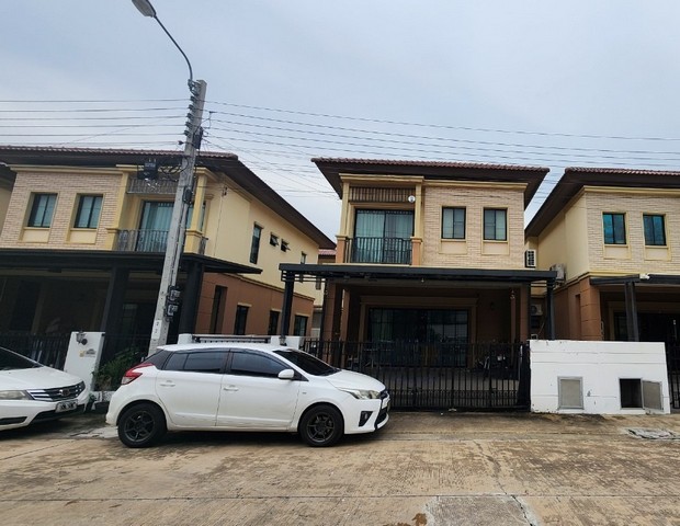   ขายบ้านแฝด โครงการ พฤกษาวิลล์ รามคำแหง-วงแหวน   แขวงสะพานสูง  เขตสะพานสูง กรุงเทพ  ราคา  4,190,000   บาท  (ราคาต่อรองได้)  รายละเอียดทรัพย์ -  เนื้อที่  35.1 ตร.ว.  พื้นที่ใช้สอย 108 ตร.ม. -  3 ห้องนอน 3 ห้องน้ำ   -  ที่จอดรถ 2 คัน -  บ้านหันไปทางทิศ ตะวันตกเฉียงใต้  พิกัดทรัพย์ : https://maps.app.goo.gl/9ZFi2qc81d88PHk16  สถานที่ใกล้เคียง   -  โรงพยาบาลรามคำแหง 2​​ -  ตลาดน้ำขวัญเรียม -  โลตัส สุขาภิบาล 3 -  บิ๊กซี ซูเปอร์เซ็นเ