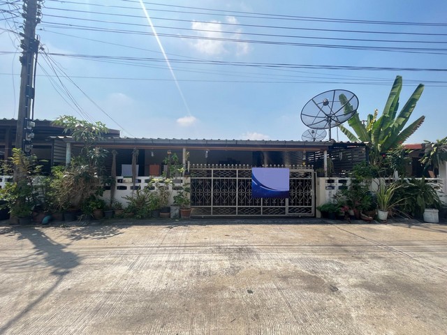    ขาย ทาวน์เฮ้าส์ 1 ชั้น โครงการ หมู่บ้านร่มเย็น 5   ซอย 6 แขวงมีนบุรี เขตมีนบุรี กรุงเทพ  ราคา  2,790,000  บาท  (ราคาต่อรองได้)  รายละเอียดทรัพย์ -  เนื้อที่ 50 ตร.ว.   -  ที่จอดรถ 2 คัน -  บ้านหันไปทางทิศ  พิกัดทรัพย์ : https://maps.app.goo.gl/zyHjPhwEMBrUA59j8  สถานที่ใกล้เคียง   -  แฟชั่นไอส์แลนด์  4.7 กม. -  โรงพยาบาลสินแพทย์  7.9 กม. -  เดอะพรอมานาด  5.2 กม. -  โลตัส มีนบุรี  6.2 กม.  รหัสทรัพย์ (Code ID)  : PZ-26-021   สอบถามเพิ่มเติม / นัดชม โทร. 096-