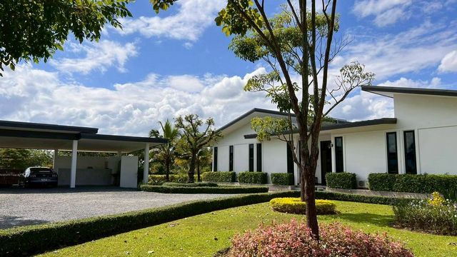 ขายบ้านพร้อมที่ดิน #ขาย 20.5 ล้าน #โซนดอยสะเก็ด  ที่ดิน 2-1-34 ตรว. 5 ห้องนอน 4 ห้องน้ำ บ้านพื้นที่กว้างขวาง #บรรยากาศบ้านสวน5 ห้องนอน4 ห้องน้ำขนาด 2-1-34 ตารางวาพื้นที่ 398 ตารางเมตรโรงจอดรถได้ 3 คัน ห้องฟิตเนสห้องเสบียงอาหารบ้านเป็นระบบโซล่าทั้งหมด มี 30 กิโลวัตต์ พร้อมเครื่องปั่นไฟ 12 กิโลวัตต์มีแอร์ติดตั้งแล้ว 6  ตัว เดินระบบพร้อมติดตั้งแอร์แล้วอีก 2 ห้อง( ที่ยังไม่มีการใช้�