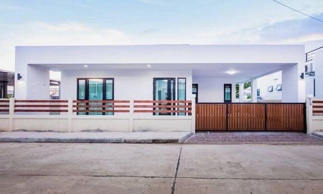โซนสุเทพ ให้เช่า 22,000 บาท/เดือน ขาย 4.29 ล้าน 60 ตรว. บ้านชั้นเดียว #อำเภอเมือง เดินทางสะดวก สร้างเต็มพื้นที่ มีดาดฟ้ากว้างๆ ไว้ชมวิว และสังสรรค์ เพื่อนบ้านน่ารักส่วนมากเป็นหมอ พยาบาล อาจารย์เนื้อที่ 60 ตรว.3 ห้องนอน 2 ห้องน้ำ2 ห้องครัว ครัวไทย ครัวฝรั่ง1 ห้องทานข้าว2 ที่จอดรถ5 เครื่องปรับอากาศขาย 4.29 ล้าน โอนคนละครึ่งค่าเช่าสัญญาเช่า 6 เดือน เดือนละ 23,000 บาทสัญญาเช่า 1 ปี เดื
