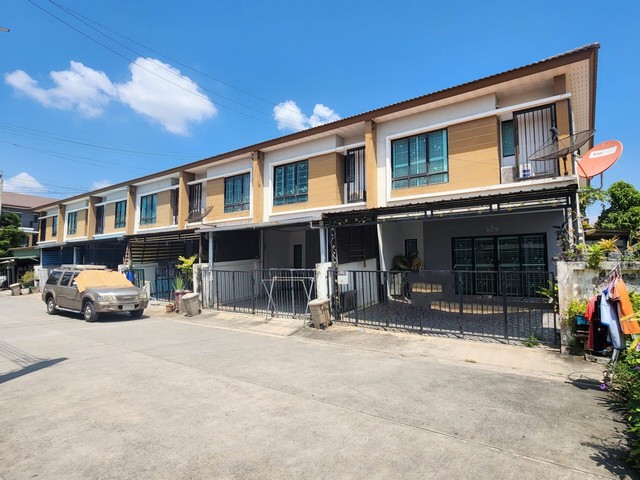    ขาย ทาวน์เฮ้าส์ 2 ชั้น โครงการ เดอะ ฟอร์จูน สุวรรณภูมิ  ลาดกระบัง กรุงเทพ   แขวงทับยาว เขตลาดกระบัง กรุงเทพ  ราคา  2,590,000  บาท  (ราคาต่อรองได้)  รายละเอียดทรัพย์ -  เนื้อที่ 20 ตร.ว.   -  3 ห้องนอน 2 ห้องน้ำ   -  ที่จอดรถ 2 คัน -  บ้านหันไปทางทิศตะวันตกเฉียงใต้  พิกัดทรัพย์ : https://maps.app.goo.gl/Em8q39YJ8zvaUskR8  สถานที่ใกล้เคียง   -  สถาบันเทคโนโลยีพระจอมเกล้าเจ้าคุณทหารลาดกระบัง -  ท่าอากาศยานสุวรรณภูมิ -  โ