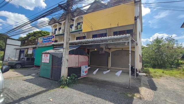   ขาย บ้านเดี่ยว/ทาวน์เฮ้าส์/คอนโด โครงการ อาคารพาณิชย์ 3 ชั้น หนองหาร สันทราย เชียงใหม่  ถนน/ซอย ตำบล หนองหาร อำเภอ สันทราย จังหวัด เชียงใหม่  ราคาโปรโมชั่น   2,560,000   บาท  ราคาโปรโมชั่นถึง 31 พฤษภาคม 2569  ราคาโปรโมชั่นตั้งแต่วันที่  2 มีนาคม - 31 พฤษภาคม 2569  รายละเอียดทรัพย์ -  เนื้อที่ 21.50  พื้นที่ใช้สอย 156.00 -  บ้านหันไปทางทิศ ตะวันออก  พิกัดทรัพย์ : https://share.google/2i2d0ICZIgtfXiAOP  สถานที่ใกล้เคียง   -  �