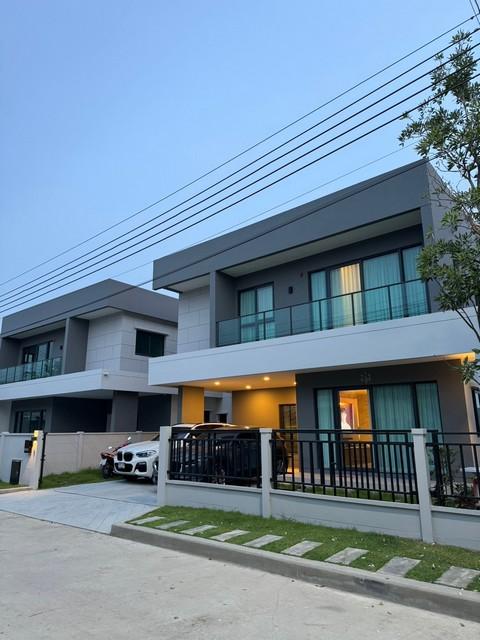 ให้เช่า - ขายบ้านเดี่ยว 2 ชั้น 209 ตรม. เซนโทร บางนา Centro Bangna ทิศเหนือ ใกล้เมกะบางนาติดต่อ:: ชยา โทร/ID Line:: 0942823961Link Line:: https://line.me/ti/p/3xFA1An8Kcรหัส# T26-475บ้านเดี่ยว เซนโทร บางนา Centro Bangna ใกล้ Mega บางนา• ขนาดที่ดิน 61 ตร.วา (Type Inizio)• พื้นที่ใช้สอย : 209 ตร.เมตร• 3 ห้องนอน + 1 ห้องนอน (อเนกประสงค์)• 4 ห้องน้ำ• 1 ห้องนั่งเล่น• 1 ห้องครัว• ทิศบ้าน: ทิศเหนือ• จอดรถ: 2 คัน• เฟอร์นิเจอร์ และเครื่องใช้ไฟฟ้า พร้อมเข้าอยู่สิ่งอ