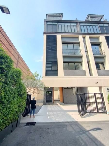 ให้เช่าทาวน์โฮม3.5ชั้นย่านThe Nineพระราม9หัวหมากรามคำแหงศรีนครินทร์พัฒนาการโครงการไอเรส พระราม 9 Aires Rama 9 ใกล้กับ เดอะไนท์ ทางพิเศษศรีรัช, ARLหัวหมากเหมาะทำ Office หรือ อยู่อาศัยราคาเช่า 53,000 บาท / เดือน (ล่วงหน้า 1 เดือน ประกัน 2 เดือน สัญญาขั้นต่ำ 1 ปี)ราคาขาย 19.99 ล้านบาท ( ค่าใช้จ่ายในการโอนคนละครี่ง )ที่ตั้ง ถนนพระราม9 ซอยพระราม9ซอย49 แขวงสวนหลวง เขตสวนหลวง กทม.ติดต่อ : คุณภัสพงณ์ 063-