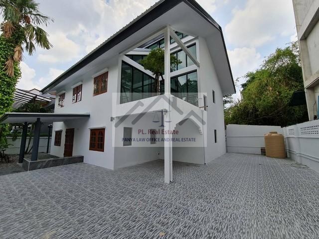 ให้เช่าโฮมออฟฟิศ2ชั้น200 ตร.ม.ย่านโชคชัย4ลาดพร้าวใกล้MRTโชคชัย4ใกล้นาคนิวาสลาดพร้าววังหินเลียบด่วนเหมาะทำโฮมออฟฟิศราคาเช่า 60,000 บาท / เดือน (สัญญาขั้นต่ำ2 ปี ประกัน 3 เดือน ล่วงหน้า 1 เดือน)ที่ตั้ง ถนนโชคชัย4 ซอยโชคชัย4 แขวง ลาดพร้าว เขตลาดพร้าว กรุงเทพมหานคร 10230https://www.facebook.com/profile.php?id=61581484955548ติดต่อ : คุณภัสพงณ์ 063-409-8164 , 081-398-7741Line : deedaa23เนื้อที่ 70 ตารางวา พื้นที่ใช้สอย 200 ตารางเมตร จำนวน 3 ห้อ�