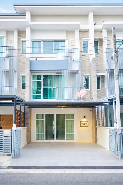 CDC500ม. ทาวน์โฮม 3ชั้น 3นอน เลียบด่วนเอกมัย รามอินทรา 3น้ำ ใกล้เดอะ คริสตัล 800 ม. 27 ตร.ว. 320 ตร.ม. 27,999 B-M. ถ.ลาดพร้าว87 พื้นที่ใช้สอยกว้าง ฟังก์ชันครบ ทำเลเลียบด่วนรามอินทรา เหมาะอยู่อาศัย หรือโฮมออฟฟิศ ใกล้ รร.นานาชาตินีวา 900 ม. สถานพยาบาล รถไฟฟ้า และแหล่งไลฟ์สไตล์ เดินทางง่าย ทำเลติดถนนใหญ่CDC 500m. 3story townhome 3bed Ekamai-Ramintra Expressway 3bath Lat Phrao 87 Rd. 800m. from The Crystal Park 27 sq.wa. 320 sq.m. 27,999 B-M.  spacious living area with complete functionality located along Ramintra Expressway ideal for res