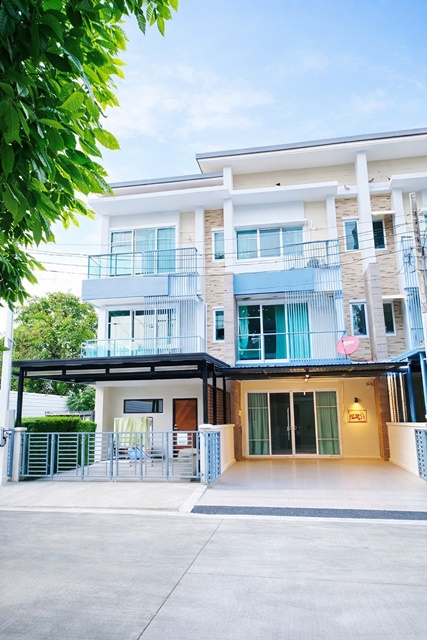 ถ.ลาดพร้าว87 เลียบด่วนเอกมัย รามอินทรา  CDC500ม. ทาวน์โฮม 3ชั้น 3นอน 3น้ำ ใกล้เดอะ คริสตัล 800 ม. 27 ตร.ว. 320 ตร.ม. 26,999 B-M.พื้นที่ใช้สอยกว้าง ฟังก์ชันครบ ทำเลเลียบด่วนรามอินทรา เหมาะอยู่อาศัย หรือโฮมออฟฟิศ ใกล้ รร.นานาชาตินีวา 900 ม. สถานพยาบาล รถไฟฟ้า และแหล่งไลฟ์สไตล์ เดินทางง่าย ทำเลติดถนนใหญ่LatPhrao87 Rd. Ekamai-Ramintra Expressway CDC 500m. 3story townhome 3bed  3bath 800m. from The Crystal Park 27 sq.wa. 320 sq.m. 26,999 B-M.  spacious living area with complete functionality located along Ramintra Expressway ideal for resi