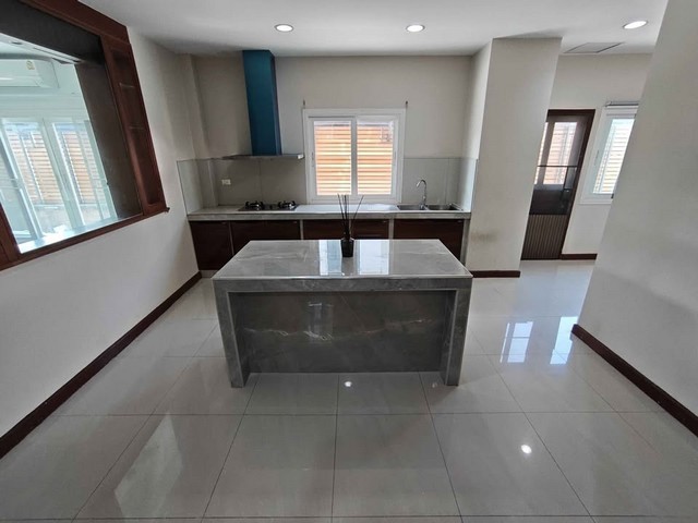 RHT2562ให้เช่าบ้านเดี่ยว  หลังมุมโครงการ Casa Ville ราชพฤกษ์ รัตนาธิเบศร์ 1 ติดถนนราชพฤกษ์ เดินทางสะดวกใกล้ Central Westgateและ โรงเรียนนานาชาติ DBSเนื้อที่  166 ตรว. 4 ห้องนอน · 5 ห้องน้ำสนใจติดต่อคุณเจี๊ยบ 092-851-6969Line:keti2522**ไม่รับสัตว์เลี้ยง**ราคาเช่า 58,000 บาท/เดือน(รวมค่าส่วนกลางแล้ว)ประกัน 2 เดือนล่วงหน้า 1 เดือนสัญญาขั้นต่ำ 1 ปีที่ตั้ง : โครงการคาซ่า วิลล์ ราชพฤกษ์ รัตนาธิเบศร์ 1 ถ.ราชพฤกษ์ ต.บางร�