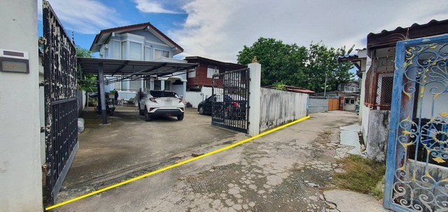 Nina Nick : 094-6599-369e-mail : nj.property21@gmail.comขายที่ดิน  (แถมบ้านเดี่ยว 2 ชั้น หมู่บ้านผกามาศ) สุขุมวิท 71 ซอยปรีดีย์ 14 , พัฒนาการ 20 ขนาดที่ดิน 150 ตรว.  หากไม่ต้องการบ้านจะรื้อออกเหลือแต่ที่ดินได้ค่ะพื้นที่ใช้สอย  182 ตรม.*บ้านปลูกสร้างเองเป็นตึกประมาณ 20 กว่าปี *ปูพื้นหินอ่อน เล่นระดับ ด้านหน้า&กลาง เป็นโซนรับแขก*ด้านหลัง ห้องครัว และมีต่อเติมห้องนอนด้านหลัง *ชั้นบน เล่นระดับ ส่วนกลางนั่งเล่