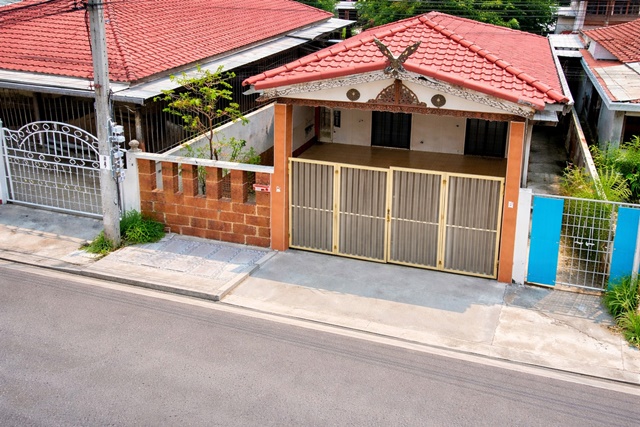 ทำเลทวีวัฒนา ถนนบรมราชชนนี เข้า-ออกได้ บรมราชชนนี64-70 ศาลาธรรมสพน์ สาย3 บ้านแฝด 2 ชั้น รูปแบบบ้านทรงไทย ฟังก์ชันครบ 2 นอน 2 น้ำ ใกล้รร.วัดใหม่ผดุงเขต 700 ม. 25 ตร.ว. 100 ตร.ม. 6,999-7,999 B-M.หลายเส้นทาง เหมาะอยู่อาศัย ใกล้แหล่งชุมชน ตลาดศาลาธรรมสพน์ 1 กม. พุทธมณฑล สาย 3  และสิ่งอำนวยความสะดวก เดินทางง่าย ใกล้ถนนหลัก พร้อมระบบขนส่งสาธารณะ รถประจำทาง และมอเตอร์ไซค์รับจ้างBorom64-70 Salathammasop Sai3. Two sto