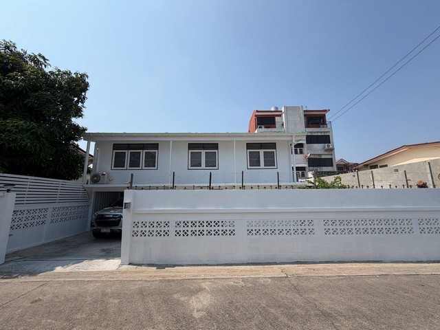 RHT2565ให้เช่าบ้านเดี่ยว  ซอยวชิรธรรมสาธิต 57  ใกล้รถไฟฟ้าBTSอุดมสุข, ปุณณวิถีเนื้อที่  62 ตารางวา 3 ห้องนอน + 1 ห้องแม่บ้าน  2 ห้องน้ำแอร์ใหม่ 4 เครื่อง ที่จอดรถ 2 คันสนใจติดต่อเจี๊ยบ 092-851-6969Line: Keti2522**เลี้ยงสัตว์ได้ **ราคาเช่า 30,000 บาท / เดือน สัญญาขั้นต่ำ 1 ปี  ล่วงหน้า 1 เดือน + ประกัน 2 เดือนซอย วชิรธรรมสาธิต 57แขวงบางจาก เขตพระโขนง กรุงเทพมหานคร 10260 รายละเอียดตัวบ้านบ้านเดี่ยว 2 ชั้น (รีโน�