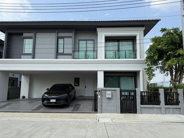 BH3951 ให้เช่าบ้านเดี่ยว Britania บางนา ศรีวารี แปลงมุม หลังใหญ่สุด 4 ห้องนอน ติดสวน ใกล้ สนามบินสุวรรณภูมิติดต่อ Agent คุณบัว (Bua)Tel: 093-646-4597 LINE ID: Bua093ค่าเช่า 89,000 บาท/เดือนรายละเอียดบ้านเดี่ยวระดับพรีเมียมในโครงการ Britania บางนา ศรีวารี ทำเลศักยภาพย่านลาดกระบัง 54 เดินทางสะดวก ใกล้ สนามบินสุวรรณภูมิ และทางด่วนบูรพาวิถี เข้า-ออกเมืองง่าย เหมาะสำหรับครอบครัวหรือชาวต่างชาติที่ทำงานโซน