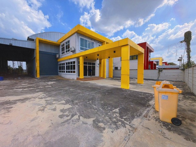 AK0073 ขายโรงงานพร้อมออฟฟิศ 2 ชั้น พื้นที่ 2 ไร่ นราภิรมย์ บางเลน นครปฐม สภาพดีพร้อมใช้งาน รถใหญ่ รถคอนเทนเนอร์เข้าออก สะดวกโรงงาน นราภิรมย์ บางเลน นครปฐม -พื้นที่ ทั้งหมด 2ไร่พื้นที่ ตัวโรงงาน 1 ไร่พื้นที่ภายใน 360 ตรม.  อาคารออฟฟิศ 2 ชั้น ขนาด 128 ตรม.- ชั้น 1 ออฟฟิต สำนักงาน (ขนาด 64 ตรม.) ห้องโถง 1,ห้องประชุม 1,ห้องครัว 1 และ 1 ห้องน้ำ- ชั้น 2 (ขนาด 64 ตรม.) ห้องทำงานใหญ่ 1 ห้องนอน 1 และ ห้อ�