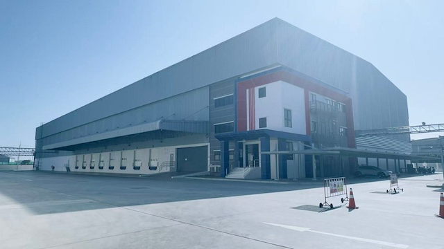 BST1048 ให้เช่าคลังสินค้ามาตรฐานสูง บางปะกง กม.34 เขต EEC ใกล้บางนา-ตราด พื้นที่ 12,000 ตร.ม. รองรับ 3PL และ Distribution Centerติดต่อ Agent คุณบัว (Bua)Tel: 093-646-4597 LINE ID: Bua093ราคาเช่า 150 บาท / ตารางเมตรรายละเอียดทรัพย์คลังสินค้าระดับพรีเมียม ตั้งอยู่ในทำเลยุทธศาสตร์ เขต EEC อำเภอบางปะกง จังหวัดฉะเชิงเทรา ใกล้ถนนบางนา-ตราด กม.34 เชื่อมต่อ ท่าเรือแหลมฉบัง และกรุงเทพฯ ได้สะดวก เหมาะสำหรับธุรกิจโลจิสติกส์ ศูน�