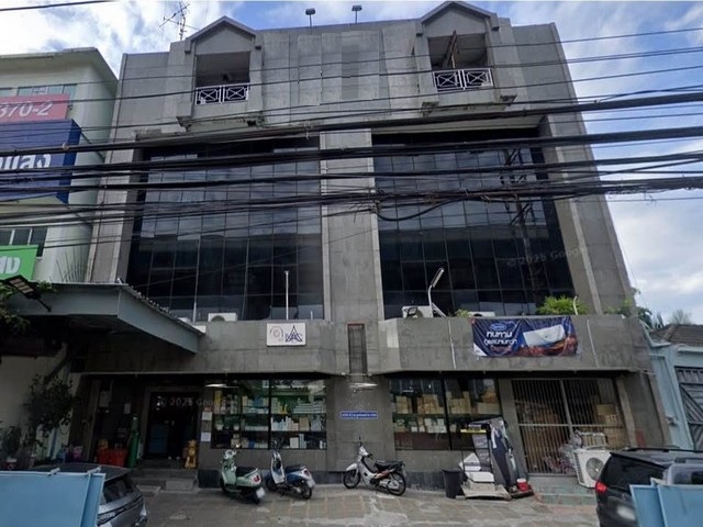 ขายอาคารพาณิชย์ 5 ชั้น ขนาด 143 ตรว. 1,356 ตรม. บนถนนพระราม 2 ใกล้โรงพยาบาลบางมด ใกล้ทางด่วนพระราม 2 *** ราคาขาย 48 ล้านบาทติดต่อ::  ชยา โทร/ID Line:: 0942823961   Link Line:: https://line.me/ti/p/3xFA1An8Kcรหัส# T26-454อาคารพาณิชย์ 5 ชั้น บนถนนพระราม 2 ใกล้โรงพยาบาลบางมด - ขนาดที่ดิน 143 ตรว.- พื้นที่ใช้สอย 1,356.5 ตร.ม. อาคาร 5 ชั้น: - ชั้น 1-3 เป็นออฟฟิส ปรับใช้ได้ตามสะดวก มีห้องทำงานและพื้นที่ทำงานรวม ห้องประชุม ห้องน้ำทุกชั้น, - ชั้น 4 �