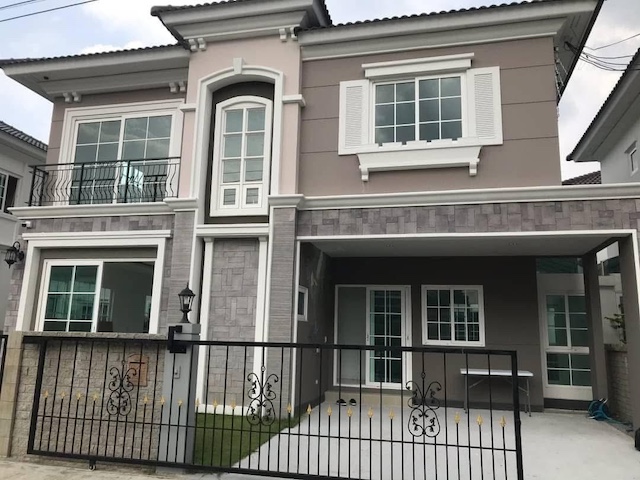 BH3938 ให้เช่าบ้านแฝด Golden Neo สาทร กัลปพฤกษ์ 3 ห้องนอน เฟอร์ครบ ใกล้ ICONSIAM และสาทร เพียง 10 นาทีติดต่อ Agent คุณบัว (Bua)Tel: 093-646-4597 LINE ID: Bua093ราคาเช่า 70,000 บาท/เดือน (รวมส่วนกลาง)รายละเอียดบ้านแฝดให้เช่าในโครงการ Golden Neo สาทร กัลปพฤกษ์ ทำเลติดถนนกัลปพฤกษ์ เดินทางสะดวก ใกล้สาทร เพียง 10 นาที และใกล้ ICONSIAM เหมาะสำหรับครอบครัวหรือคนทำงานในเมืองบ้านมีพื้นที่หน้าบ้านเป็นสนามหญ้าส่วนตัว ไม่ติดกับบ�