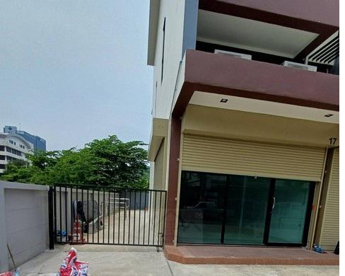 ให้เช่าโฮมออฟฟิศ 3.5 ชั้น หลังมุม ซอยรามอินทรา 89 เหมาะทำออฟฟิศ / ออนไลน์ / ไลฟ์ขายของ ใกล้ Fashion Island เข้าซอยเพียง 100 เมตร ปากซอยมีป้ายรถเมล์ ( จดทะเบียนบริษัทได้ ) ราคาเช่า 30,000 บาท / เดือน ( ประกัน 3 เดือน ล่วงหน้า 1 เดือน )ที่ตั้ง ถนนรามอินทรา ซอยรามอินทรา 89 แขวงรามอินทรา เขตคันนายาว กรุงเทพมหานคร 10230ติดต่อ : คุณภัสพงณ์ 0634098164Line : deedee23https://www.facebook.com/profile.php?id=61581484955548เนื้อที่ 40 ตารางวา พื้นที่ใช้สอ�