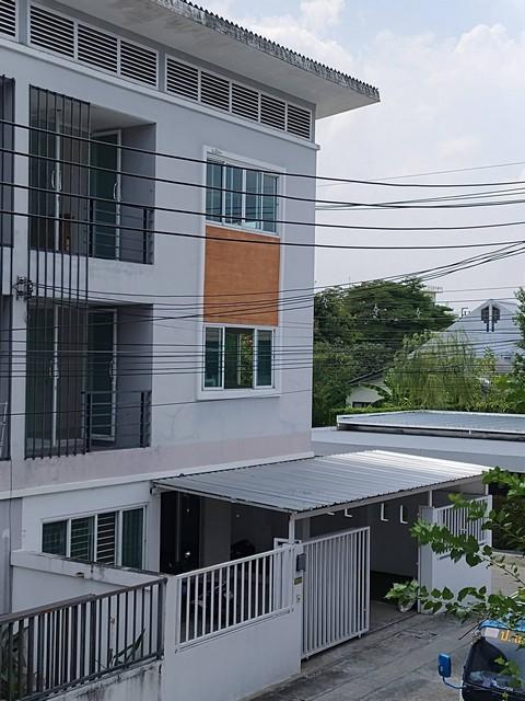 ให้เช่าโฮมออฟฟิศ 3 ชั้น​ บ้าน Best bodin ลาดพร้าว 71 ซอยสังคมสงเคราะห์ 7 ติดโรงเรียนบดินทรเดชา 3ราคาเช่า 30,000 บาท / เดือนที่ตั้ง ถนนลาดพร้าว 71 ซอยสังคมสงเคราะห์ 7 แขวงลาดพร้าว เขตลาดพร้าว กรุงเทพมหานคร 10230ติดต่อ : คุณภัสพงณ์ 0634098164Line : deedee23https://www.facebook.com/profile.php?id=61581484955548พื้นที่ใช้สอย 200 ตารางเมตร จำนวน 3 ชั้น 4 ห้องนอน 4 ห้องน้ำ แอร์ 2 ตัวทำเลดี เข้า-ออกเลียบด่วนรามอินทรา / ซอยนาคนิวาสถนนรัชดาภิเษ�