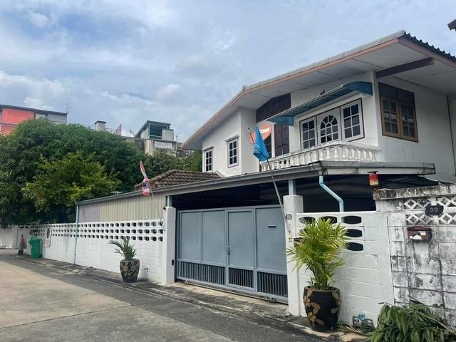 ให้เช่าบ้านเดี่ยว 2 ชั้น ถนนสุขุมวิท 101-1 ซอยวชิรธรรมสาธิต 64 ( จดบริษัทได้ เลี้ยงสัตว์ได้ )ราคาเช่า 30,000 บาท / เดือน ( เลี้ยงสัตว์ได้ , จดบริษัทได้ )ที่ตั้ง ถนนสุขุมวิท 101/1 ซอยวชิรธรรมสาธิต 64 แขวงบางจาก เขตพระโขนง กรุงเทพฯติดต่อ : คุณภัสพงณ์ 0634098164Line : deedee23https://www.facebook.com/profile.php?id=61581484955548เนื้อที่ 94 ตารางวา จำนวน 2 ชั้น 3 ห้องนอน 2 ห้องน้ำ มีที่จอดรถต้นไม้ได้ทำการตัดไปบางส่วนแล้ว มีป้อมยามหมู�