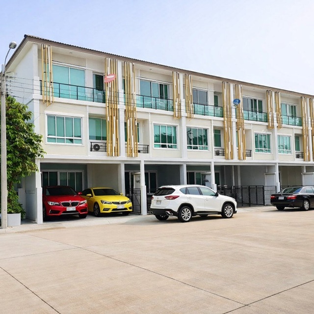 ใกล้ม.สุโขทัยธรรมาธิราช 1.2 กม.เมืองทอง ถนน POPULAR ทาวน์โฮม 3 ชั้น 3 นอน 3 น้ำ ใกล้ อิมแพ็ค เมืองทองธานี 400ม. และคอสโม บาซาร์ ทำเลโดดเด่น 20 ตร.วา.240 ตร.ม. 19,999 B-M. พร้อมเฟอร์ฯบางส่วน ทำเลศักยภาพ สถานพยาบาล ทางด่วน และรถไฟฟ้า เหมาะอยู่อาศัย หรือโฮมออฟฟิศ ถ.แจ้งวัฒนะMuangthong POPULAR Rd. 3 story townhome with 3 bed 3 bath near IMPACT MuangThongThani 400m. and Cosmo Bazaar prime location 20 sq.wa. 240 sq.m. 19,999 B-M fully functional with some furniture included potential location near Sukhothai Thammathirat Open University 1.2 km. hospitals expressways and BTS suitable for residenti