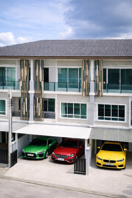 และรถไฟฟ้า เหมาะอยู่อาศัย หรือโฮมออฟฟิศ พร้อมเฟอร์ฯบางส่วน ทำเลศักยภาพ ถ.แจ้งวัฒนะ ทาวน์โฮม 3 ชั้น 3 นอน 3 น้ำ ใกล้ อิมแพ็ค เมืองทองธานี 400ม. และคอสโม บาซาร์ ถนน POPULAR ทำเลโดดเด่น 20 ตร.วา.240 ตร.ม. 19,998 B-M.ใกล้ม.สุโขทัยธรรมาธิราช 1.2 กม. สถานพยาบาล ทางด่วน Chaeng Wattana Road 3 story townhome with 3 bed 3 bath near IMPACT MuangThongThani 400m. and Cosmo Bazaar Muangthong POPULAR Rd. prime location 20 sq.wa. 240 sq.m. 19,998 B-M fully functional with some furniture included potential location near Sukhothai Thammathirat Open University 1.2 km. hospitals expressways and BTS suitable for residential u