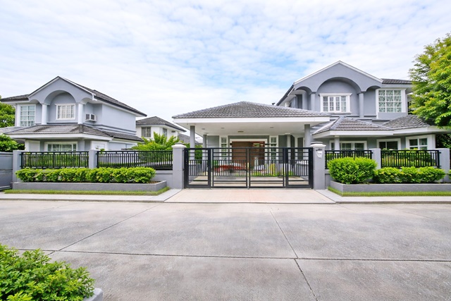 รักสัตว์ ตลาดหนองจอก 1.2 กม.7-Elevenสุวินทวงศ์ 44 450 ม.คฤหาสน์ใหญ่มาก ให้เช่า 5นอน 6แอร์ 5น้ำ  100ตรว. 500ตรม. จอดรถ4คัน  โลตัส2.3 กม.บิ๊กซี 2.5 กม. รอยัลปาร์ควิลล์   24,999 B-M7-Eleven Suwinthawong44 450m Love Pet NongChok Market 1.2km. Very large mansion for rent: 5beds 6A/C 5baths 100sq.wa. 500sqm. parking for 4cars. Lotus 2.3 km, Big C 2.5 km. Royal Park Ville. 24,999THB.ถนนสุวินทวงศ์ แขวงลำผักชี เขตหนองจอก กรุงเทพมหานครเลียบวารีขนาด 100 ตารางวา 500 ตารางเมตรLand size 100 sq wa 500 sq mคฤหาสน์ 2 ชั้น ให้เช่า พื้นที่กว้างขวาง 100 ตารางวา พ�