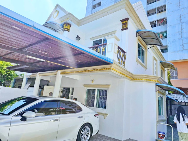 บ้านเดี่ยว 4 นอน รพ.เวชธานี 2.3 กม. เดินทางสะดวก แฮปปี้แลนด์ 2 น้ำ  MRTเดอะมอลล์ บางกะปิ 450ม. 50 ตร.ว. 200 ตร.ม. 