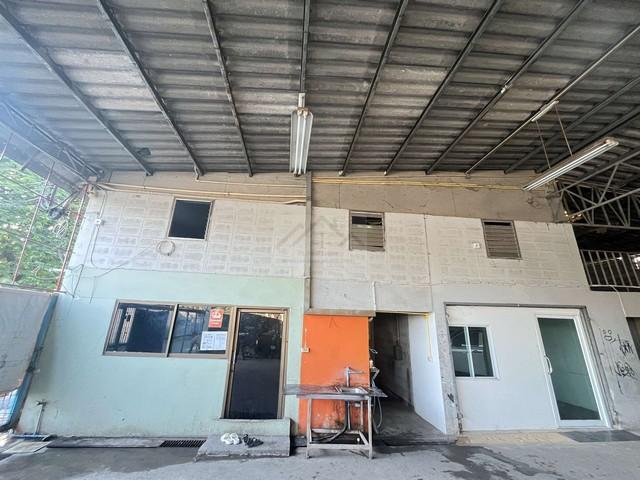 ให้เช่า-ขายโกดังพร้อมออฟฟิศ 200 ตรว. 800 ตรม. ถนนงามวงศ์วาน 53 ใกล้เดอะมอลล์งามวงศ์วาน แปลงสวย เดินทางสะดวกติดต่อ:: ชยา โทร/ID Line:: 0942823961Link Line:: https://line.me/ti/p/3xFA1An8Kcรหัส # T26-500โกดังพร้อมออฟฟิศ ถนนงามวงศ์วาน 53 ใกล้เดอะมอลล์งามวงศ์วาน แปลงสวย เดินทางสะดวกเนื้อที่ 200 ตารางวา(สี่เหลี่ยมผืนผ้า) 800 ตรม.ยาว 40 เมตร x กว้าง 20 เมตร1 ออฟฟิศ2 ห้องน้ำ3 ห้องว่าง6 ห้องคนงาน (ชั้น 2)ไฟ 3 เฟสพร้อมโครงสร้างหลังคา + อ