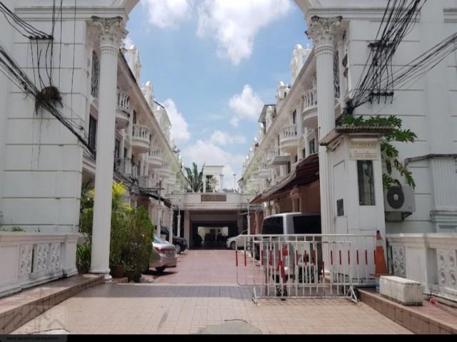 ให้เช่าทาวน์โฮมหรู 4 ชั้น 250 ตร.ม. โครงการ Leo Classic Place ใจกลางทองหล่อ 49 ใกล้โรงพยาบาลสมิติเวช สุขุมวิทติดต่อ:: ชยา โทร/ID Line:: 0942823961Link Line:: https://line.me/ti/p/3xFA1An8Kcรหัส# T26-494ทาวน์โฮมหรู 4 ชั้น โครงการ Leo Classic Place ใจกลางทองหล่อ 49 ใกล้โรงพยาบาลสมิติเวช สุขุมวิท• ทาวน์โฮมทำเลศักยภาพ ใจกลางทองหล่อ เหมาะทั้งอยู่อาศัย ทำ Home Office หรือโชว์รูมขนาดเล็ก• เดินทางสะดวก ใกล้แหล่งไลฟ์สไตล์และโรงพยาบาลชั้นนำ• พื้น