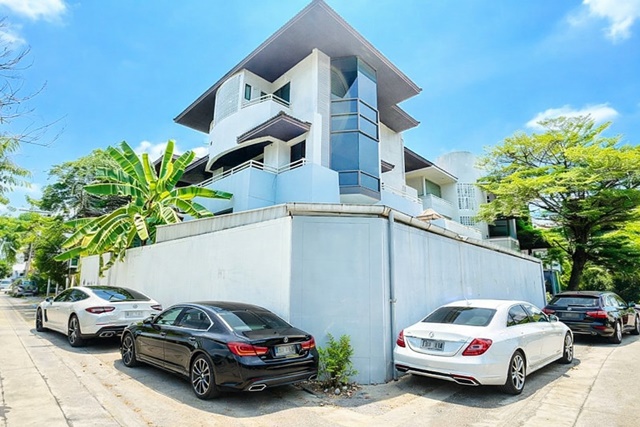 เซ็นทรัล พระราม 9 4.5 กม.สถานศึกษา รถไฟฟ้า และแหล่งไลฟ์สไตล์ครบครัน เชื่อมต่อถนนหลักได้สะดวก ฟอร์จูนทาวน์ เหม่งจ๋าย ประชาอุทิศ อาคารสำนักงาน 3.5 ชั้น 8นอน 6น้ำ ใกล้ เดอะมอลล์ รามคำแหง 900 ม. กว้างขวาง โปร่งสบาย 90 ตร.ว. 500 ตร.ม. 62,999 B-M. ทำเลทอง ติดถนน เหมาะทำธุรกิจ สำนักงาน หรืออยู่อาศัย ใกล้ตลาดสดเสรี รามคำแหง 24 800 ม. Central Rama 9 4.5km Fortune Town Mengjai PrachaUthit. 3.5 story office building with 8bed 6bath near The Mall Ramkhamhaeng 900 m. spacious and airy 90 sq.wa. 500 sq.m. 62,