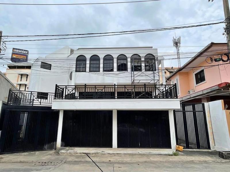 ให้เช่าและขายบ้านเดี่ยว 3 ชั้น ซอยอุดมสุข 52 สุขุมวิท103 รีโนเวทใหม่ ใกล้BTSอุดมสุข และMRTศรีอุดม เหมาะอยู่อาศัย/ทำโฮมออฟฟิศติดต่อ : - คุณสราวุฒิ Tel. 0994108945Line :0994108945ขายบ้านเดี่ยว 3 ชั้นครึ่ง ทำเลดีในซอยอุดมสุข 52 เข้าซอย10เมตรบ้านโครงสร้างแข็งแรง พื้นที่ใช้สอยกว้าง เหมาะสำหรับอยู่อาศัย ทำโฮมออฟฟิศ หรือปล่อยเช่ารายละเอียด• บ้านเดี่ยว 3 ชั้นครึ่ง +ดาดฟ้า• จำนวน 2 ห้องนอน 2 ห้อง�