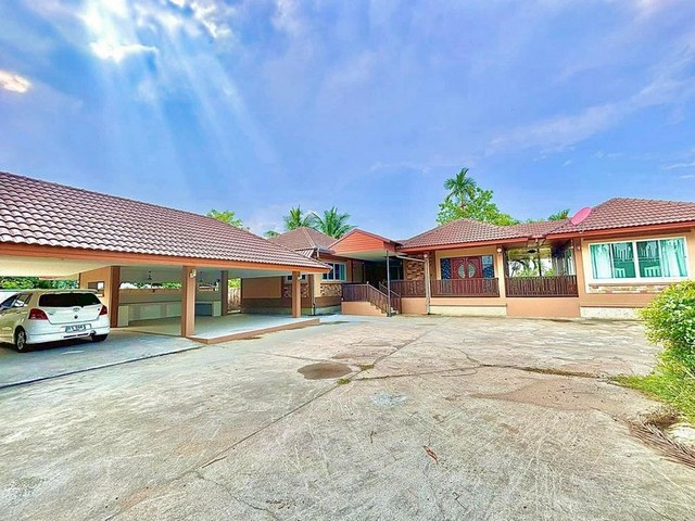 #โซนแม่ริม ขายเพียง 9.9 ล้าน 323 ตรว. บ้านเดี่ยวชั้นเดียว เนื้อที่กว้างขวาง บรรยากาศดี ทำเลศักยภาพ เหมาะทำพูลวิลล่า เดินทางสะดวก ใกล้แหล่งท่องเที่ยรายละเอียดทรัพย์• บ้านชั้นเดียว• เนื้อที่ 323 ตารางวา• 7 ห้องนอน 5 ห้องน้ำ• พื้นที่กว้าง รองรับการต่อยอดธุรกิจได้หลากหลายเหมาะสำหรับ• ทำพูลวิลล่า / บ้านพักตากอากาศ• ทำธุรกิจปล่อยเช่ารายวัน / Airbnb• บ้านพักครอบครัวขนาดใ�