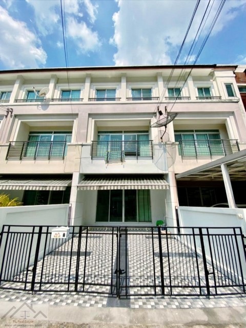 ขาย-ให้เช่าทาวน์โฮม 3 ชั้น 22 ตร.ว. บ้านกลางเมือง เออร์บาเนี่ยน พระราม 9 - วงแหวน เชื่อมต่อ ทางด่วน พระราม 9 ใกล้ MRT ศรีกรีฑา*** ราคาพิเศษ 4.2 ล้านบาท ฟรีโอน*** ราคาเช่า 25,000 บาท/เดือน ติดต่อ::  ชยา โทร/ID Line:: 0942823961   Link Line:: https://line.me/ti/p/3xFA1An8Kcรหัส # T26-481ทาวน์โฮม 3 ชั้น บ้านกลางเมือง เออร์บาเนี่ยน พระราม 9 - วงแหวน - เนื้อที่ 22 ตร.ว.- 3 ห้องนอน - 3 ห้องน้ำ - 1 ห้องโถง 1 ห้องครัว 1 ห้องทำงาน - เข้าออกได้ 2 เส้นทาง จาก ถ.ร