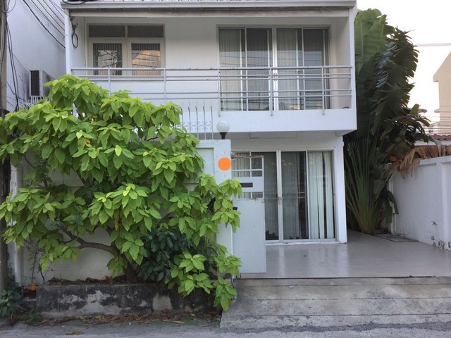 ให้เช่าบ้านแฝด 2ชั้น รีโนเวทใหม่ ถนนสุขุมวิท101/1•36 ตรว.• 2ห้องนอน 2ห้องน้ำ +ระเบียง•แอร์3เครื่อง •ไม่มีเฟอร์นิเจอร์•จอดรถได้1คัน •อยู่ถนนสุขุมวิท101/1 ซอย วชิรธรรมสิธิต35  แขวงบางจาก เขตพระโขนง กรุงเทพฯ 10260ใกล้ BTS สถานีบางจาก- ใกล้โรงเรียนนานาชาติกลอรี่ สิงคโปร์- สวนวชิรธรรมสาธิตการเดินทาง…เชื่อมต่อถนน สุขุมวิท ศรีนครินทร์ อุดมสุขและอ่อนนุชไม่อนุญาตให้เลี้ยงสัตว์