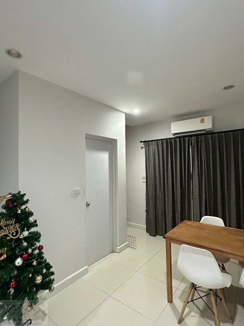 ให้เช่าทาวน์โฮม 2 ชั้น 2 ห้องนอน โครงการ Verve สายไหม-พหลโยธิน ซอยสายไหม 56 ใกล้ตลาดเอซี สายไหม *** ราคาเช่า 23,000 บาท/เดือน ติดต่อ::  ชยา โทร/ID Line:: 0942823961   Link Line:: https://line.me/ti/p/3xFA1An8Kcรหัส# T26-546ทาวน์โฮม 2 ชั้น โครงการ Verve สายไหม-พหลโยธิน ซอยสายไหม 56 • เนื้อที่ 16.9 ตรว• 2 ห้องนอน • 2 ห้องน้ำ • จอดรถ 2 คัน • มีเตียง 2 ห้อง 5,6 ฟุต• ตู้เย็น/ ชั้นวางทีวี / โต๊ะทานข้าว / ไม่มีเตาไฟฟ้า สถานที่สำคัญใกล้เคียง7-11 : 10 ม.  / ปั๊ม PTT 